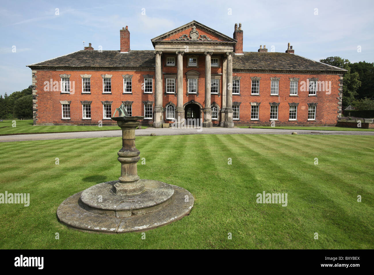 Adlington Hall & Gardens, Inghilterra. Tarda estate vista della meridiana sul prato di Adlington Hall. Foto Stock