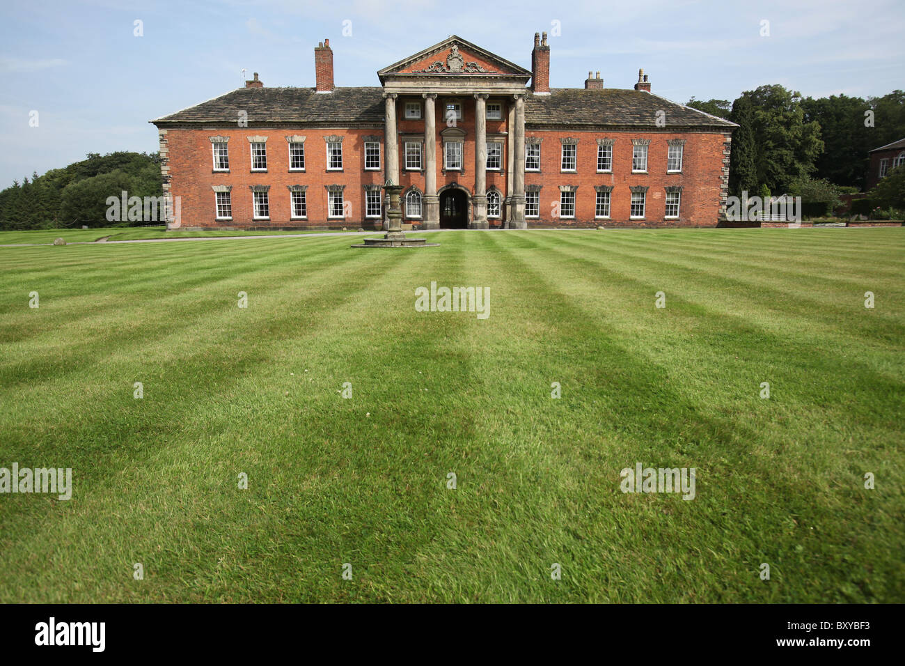 Adlington Hall & Gardens, Inghilterra. Nella tarda estate del Vista del prato e sud parte anteriore esterno georgiana di Adlington Hall. Foto Stock