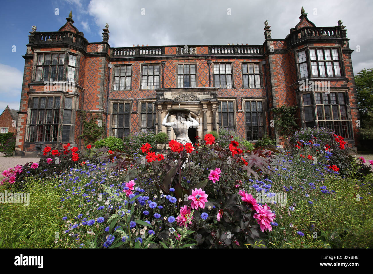 Arley Hall & Gardens, Inghilterra. Letto di fiori nella parte anteriore del sud di elevazione del grado II* elencati a metà del XIX secolo Arley Hall. Foto Stock