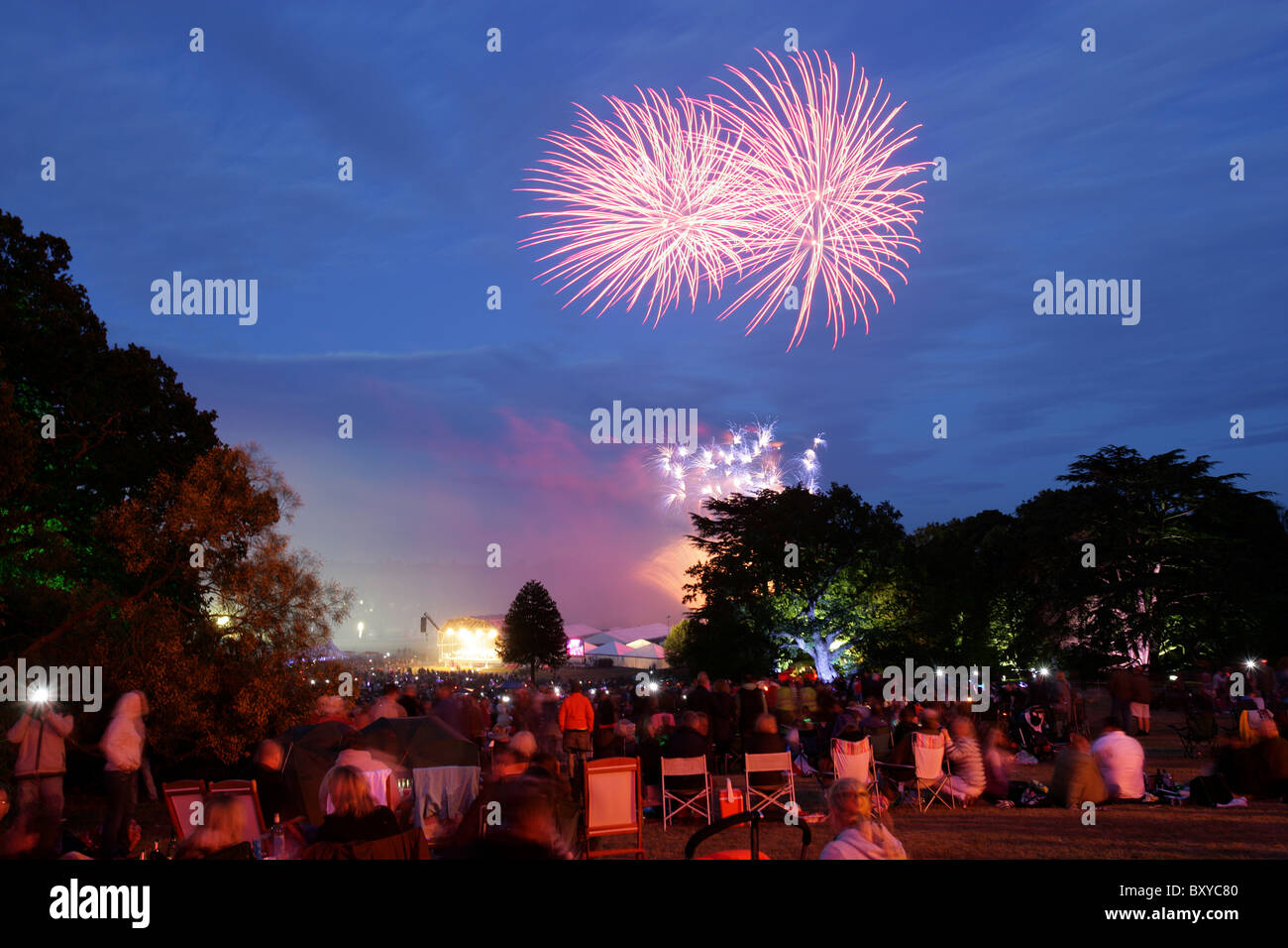 Cholmondeley Castle Gardens. Folla godendo della musica presso il Cholmondeley Concerto di Fuochi d'artificio e Tatuaggio militare. Foto Stock