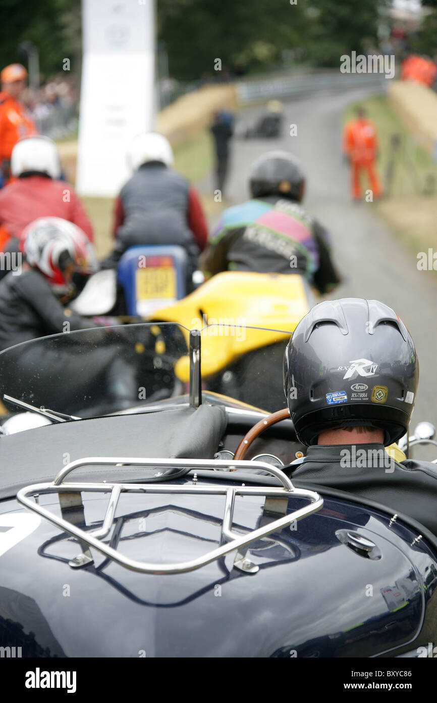 Cholmondeley Castle Gardens. Classic di automobili e motociclette presso la linea di partenza del Corteo Storico di potenza del circuito di gara. Foto Stock