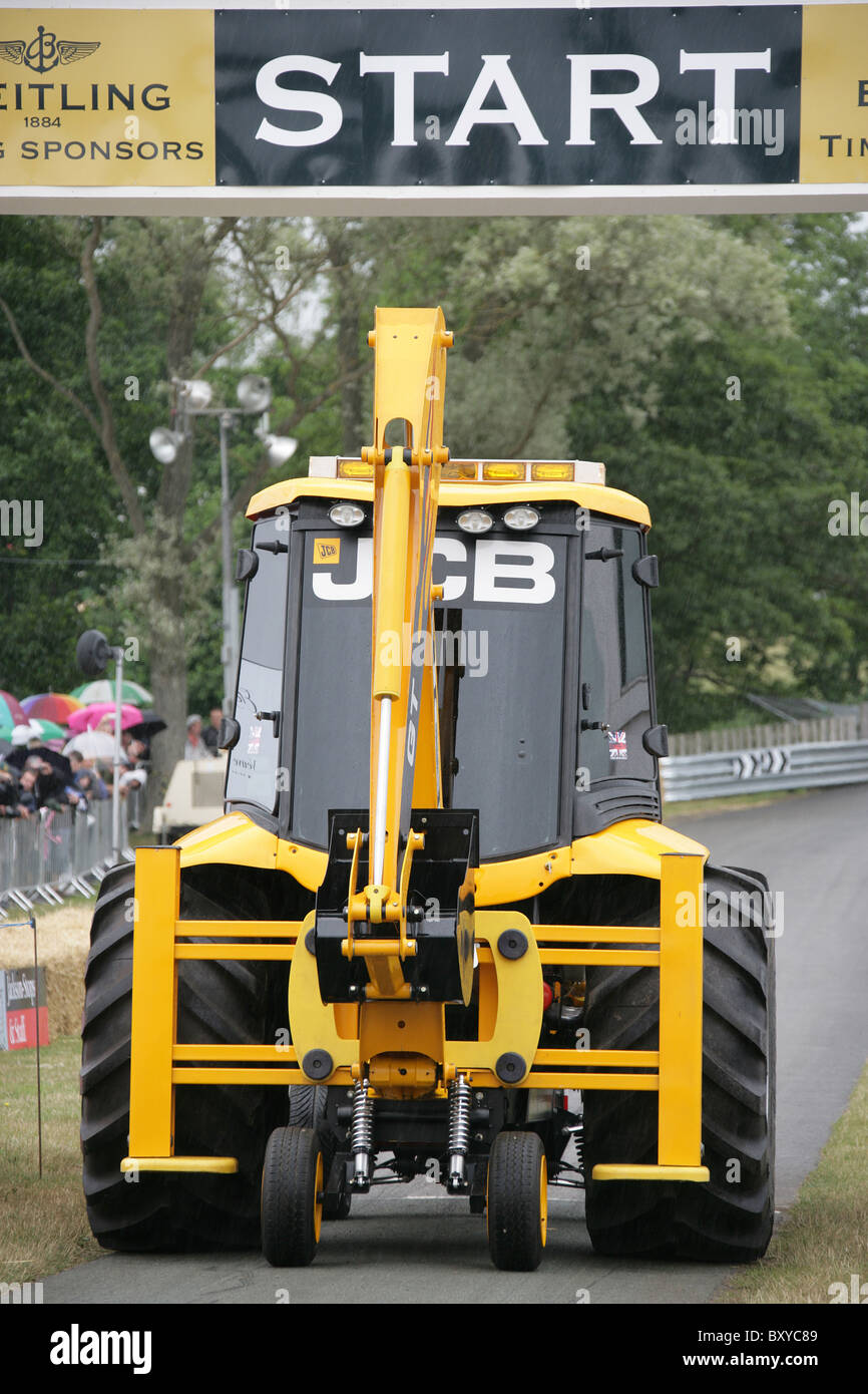 Cholmondeley Castle Gardens. La JCB GT Dragster presso la linea di partenza del Cholmondeley Castle rievocazione dell Power racing circuito. Foto Stock