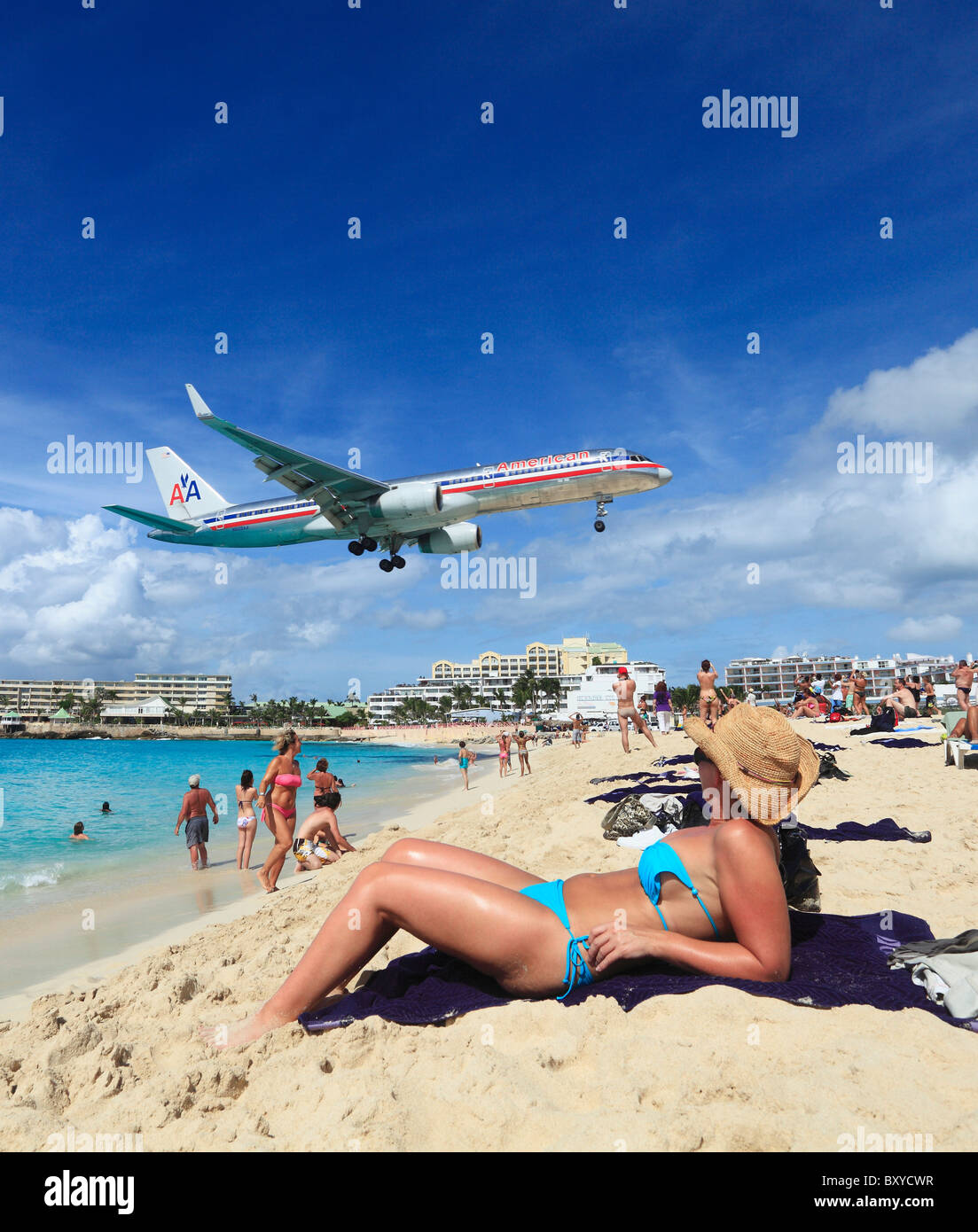 American Airlines Jet sbarco attraverso la Maho beach a St.Maarten Princess Juliana Airport Foto Stock