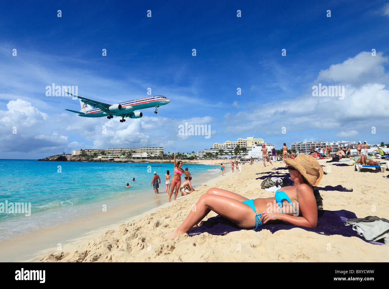 American Airlines Jet sbarco attraverso la Maho beach a St.Maarten Princess Juliana Airport Foto Stock