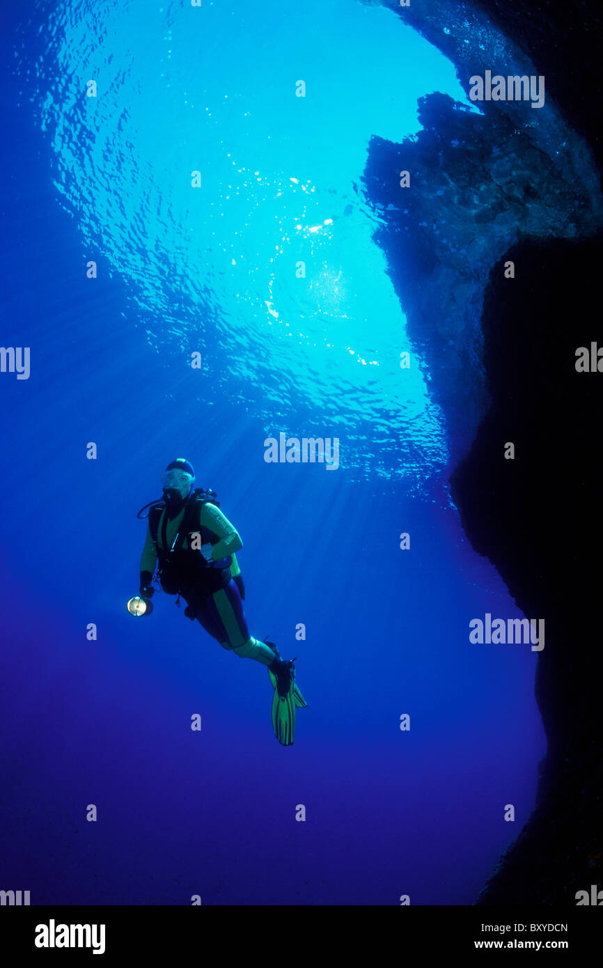 Subacqueo in immersione in grotta sottomarina, Korcula, Dalmazia, Mare Adriatico, Croazia Foto Stock