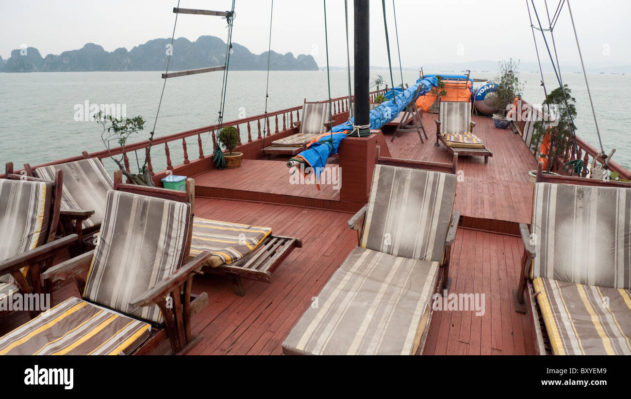 Viaggio in barca, isole calcaree, la baia di Ha Long , Quang Ninh, Vietnam Foto Stock