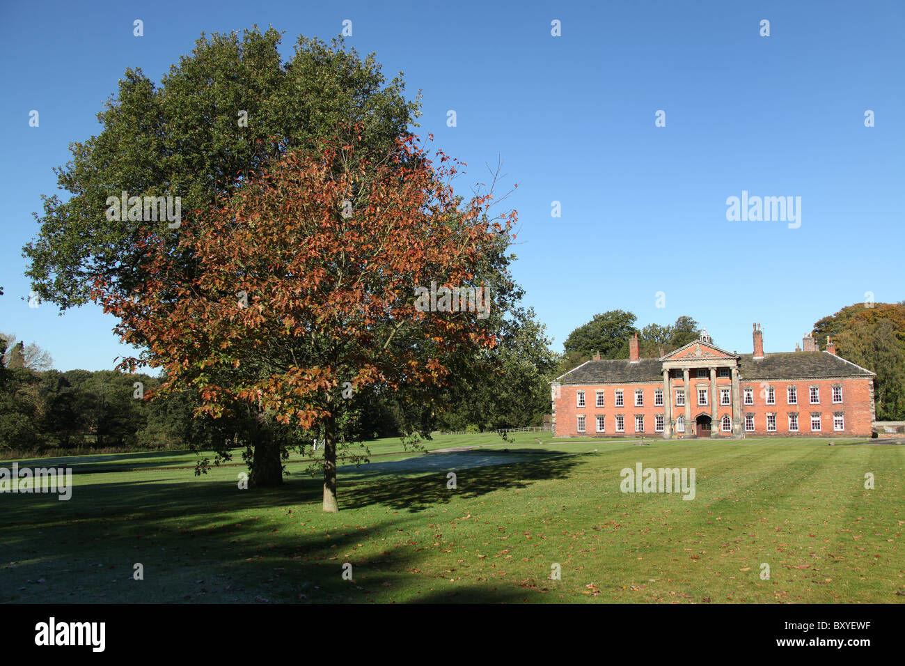 Adlington Hall & Gardens, Inghilterra. La mattina presto Veduta autunnale di Adlington Hall giardini ed esterno georgiana. Foto Stock