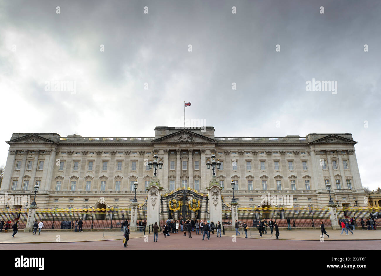 Buckingham Palace è il funzionario residenza londinese del monarca britannico, il centro commerciale di Londra, Inghilterra. Foto Stock