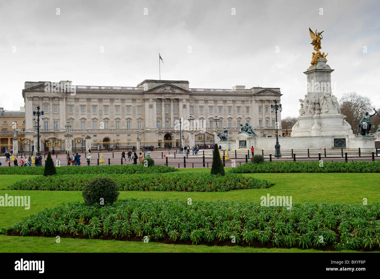 Buckingham Palace è il funzionario residenza londinese del monarca britannico, il centro commerciale di Londra, Inghilterra. Foto Stock