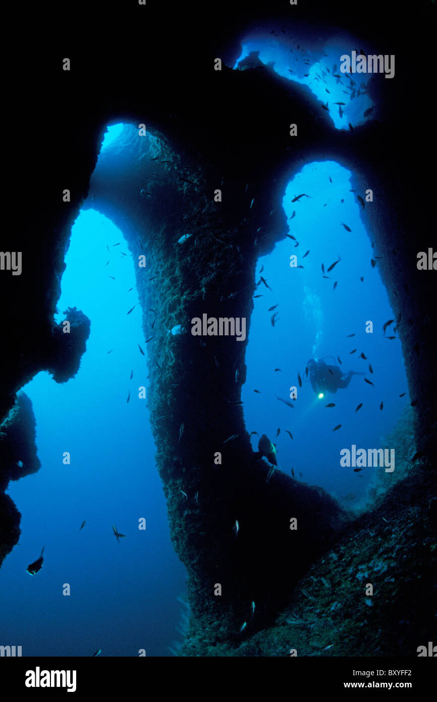 Subacqueo in immersione in grotta sottomarina, isole Medes, Costa Brava, Spagna Foto Stock