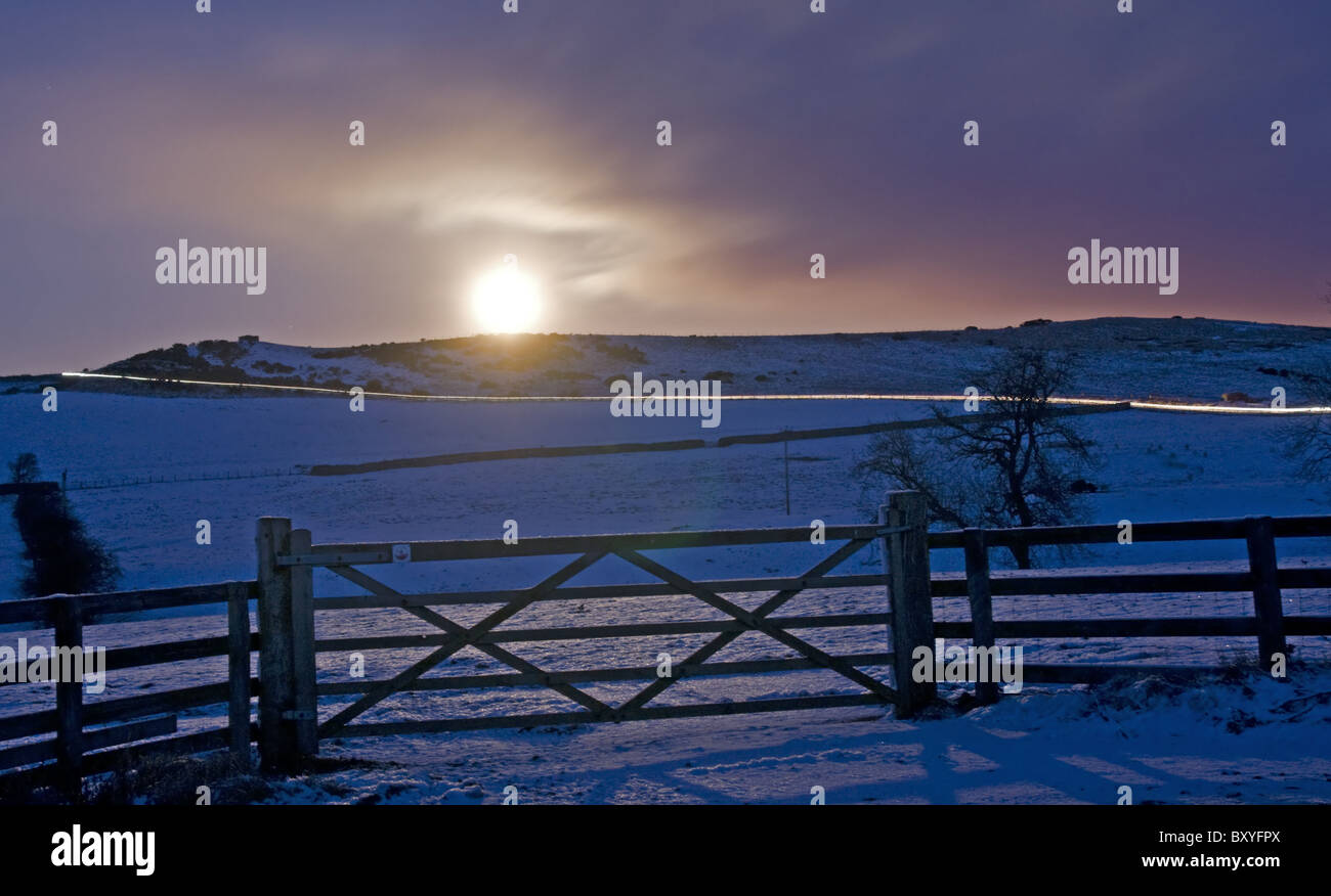 In aperta campagna vicino a Catterick, North Yorkshire visto qui nella neve e al chiaro di luna. Foto Stock