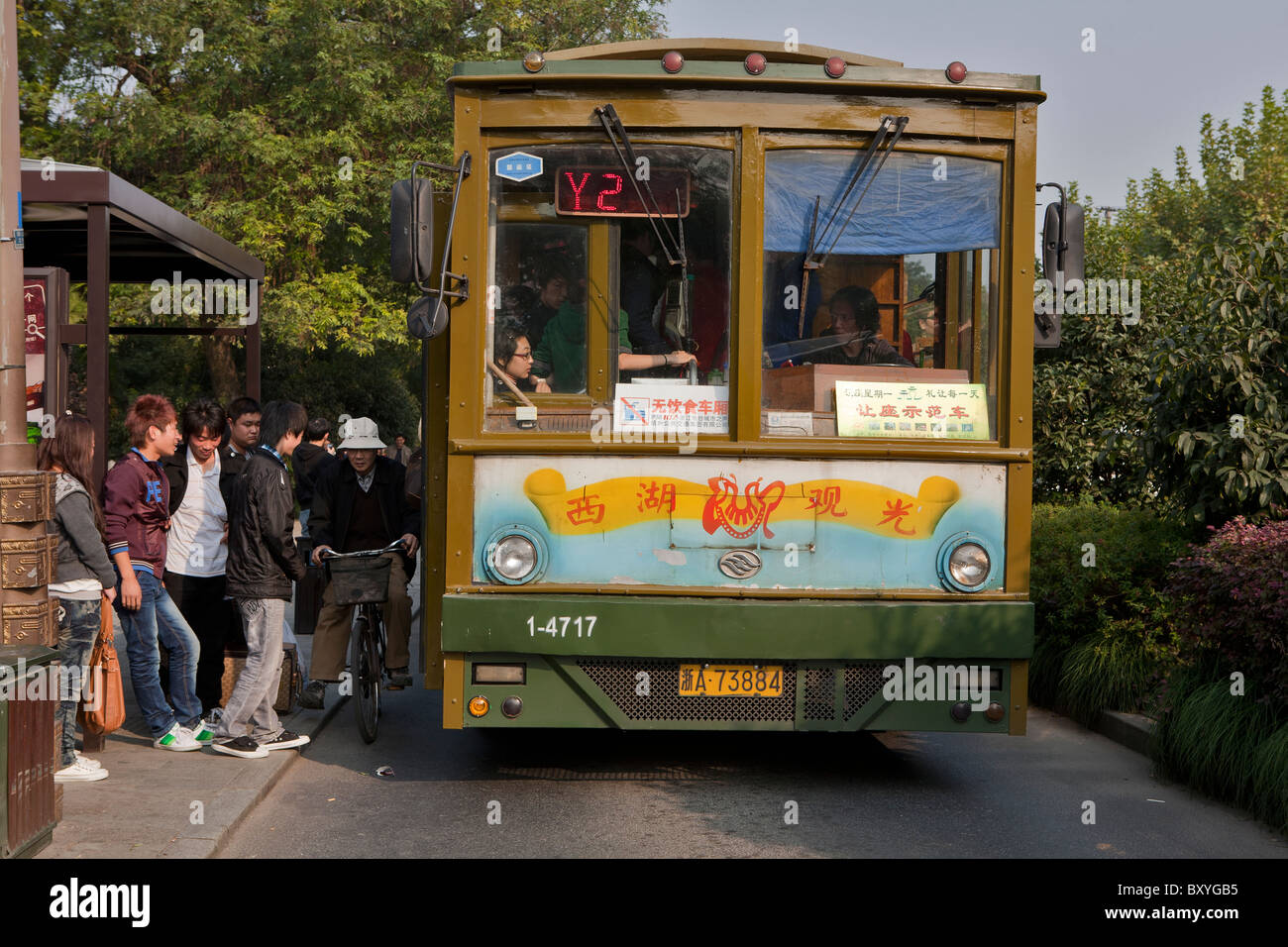 Gruppo di turisti entrare carrello a West Lake Hangzhou, Cina Foto Stock