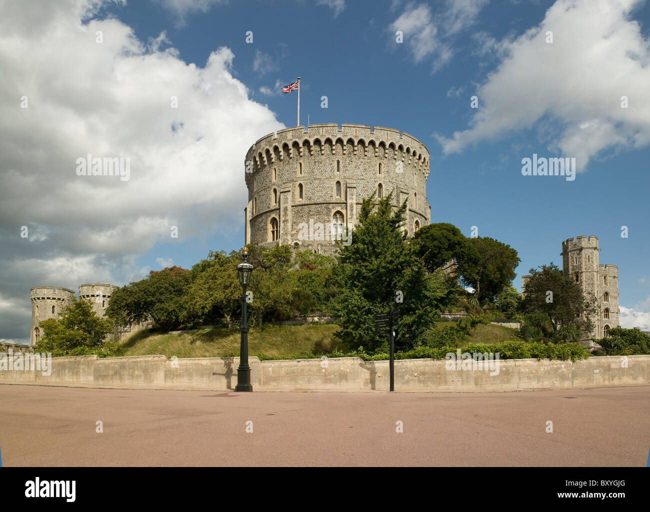 Il Castello di Windsor, Berkshire. La torre rotonda sul motte, originale medievale mantenere rimodellato da Wyatville nel 1828-31. Foto Stock