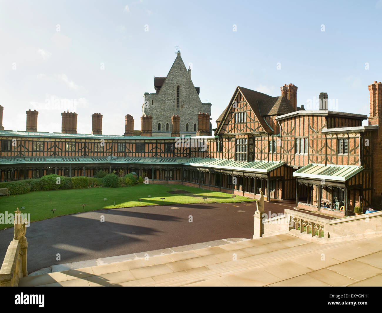 Il Castello di Windsor, Berkshire. Il ferro di cavallo chiostro costruito 1478-81, la struttura di legno con mattoni nogging e ogee rinforzi diagonali Foto Stock