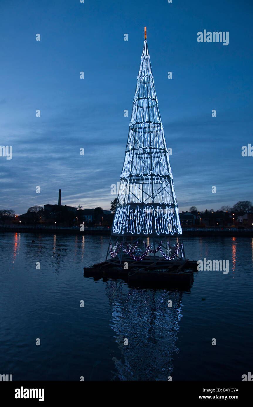 Limerick albero di Natale sul fiume Shannon, Repubblica di Irlanda Foto Stock