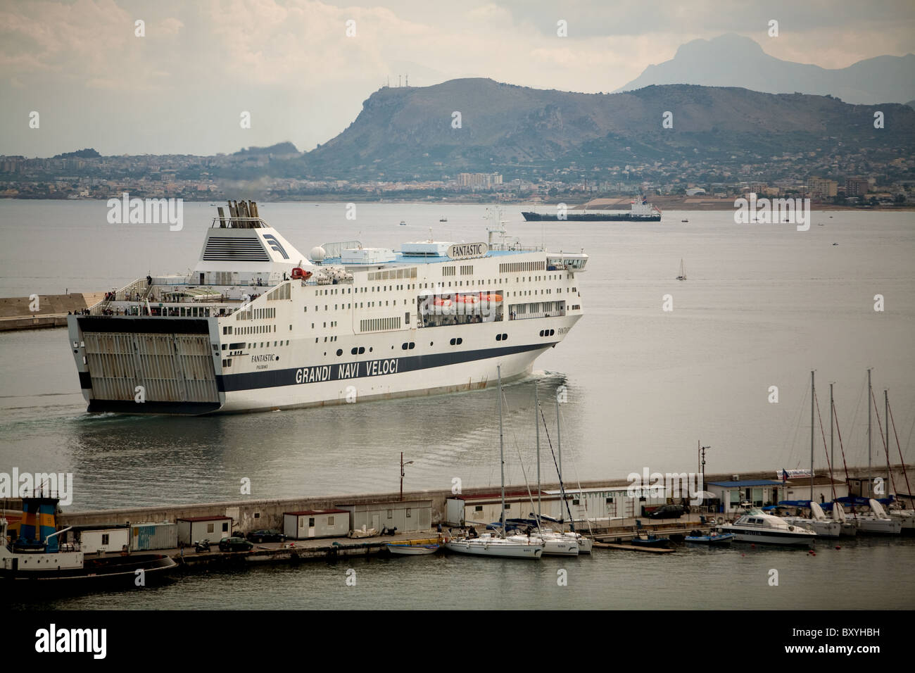 Per i passeggeri dei traghetti nel porto di 'fantastico' vela per l'Italia continentale da Palermo Sicilia.Italia. Foto Stock