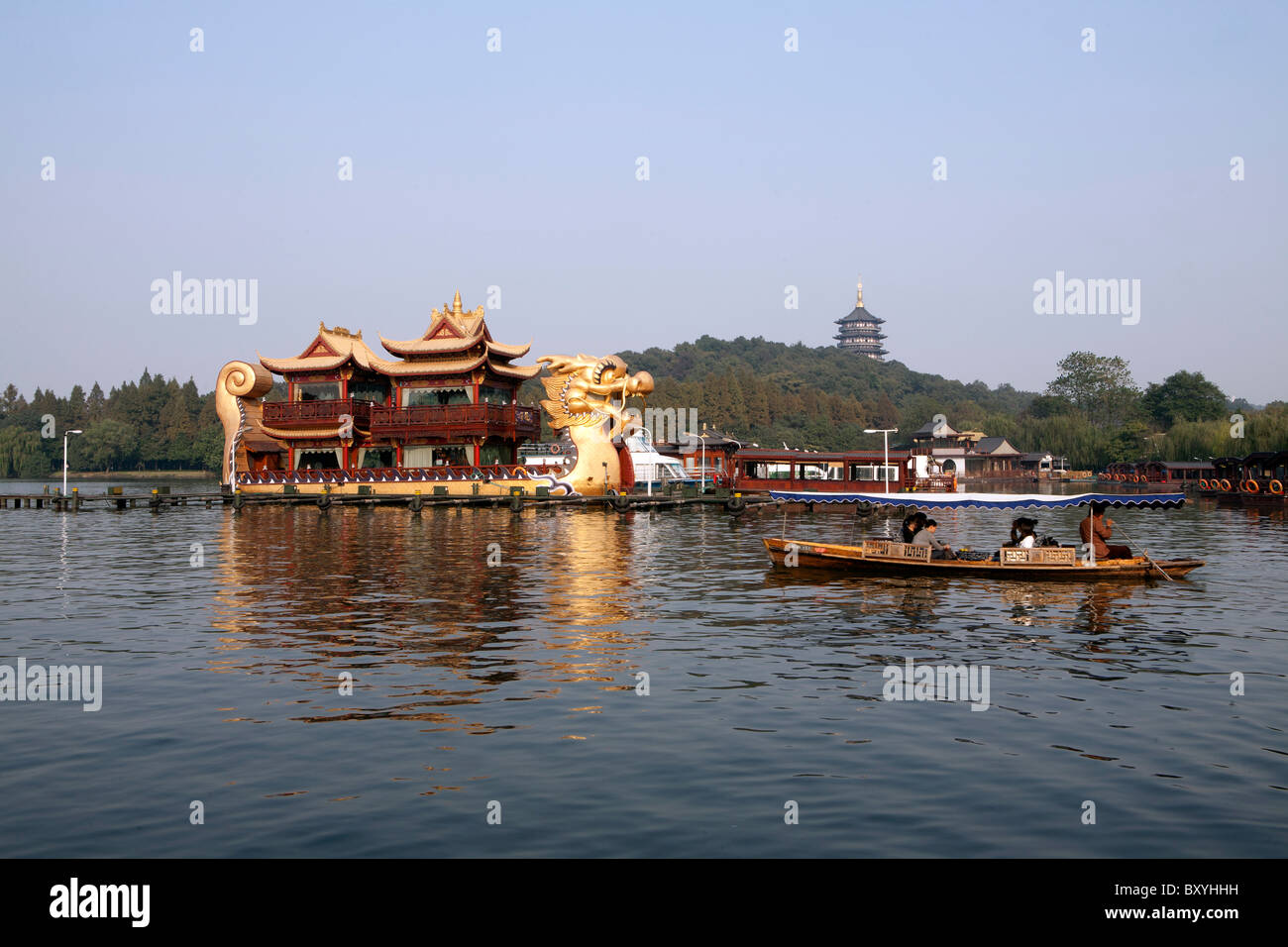 Le imbarcazioni tradizionali a West Lake, Hongzhou, Cina. Foto Stock