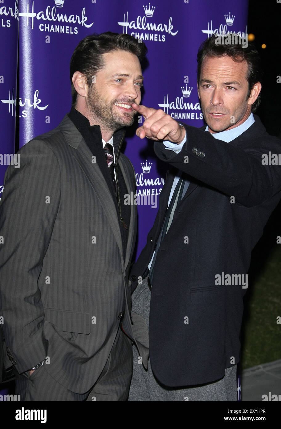 JASON PRIESTLEY LUKE PERRY HALLMARK canali Premiere SERATA DI GALA INVERNO 2011 TCA PRESS TOUR PASADENA LOS ANGELES CALIFORNIA Foto Stock