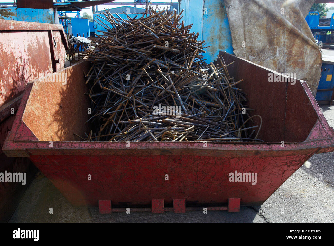 Il rinforzo del cemento armato: tondino di acciaio tagliati e piegati scivoli in saltare Foto Stock