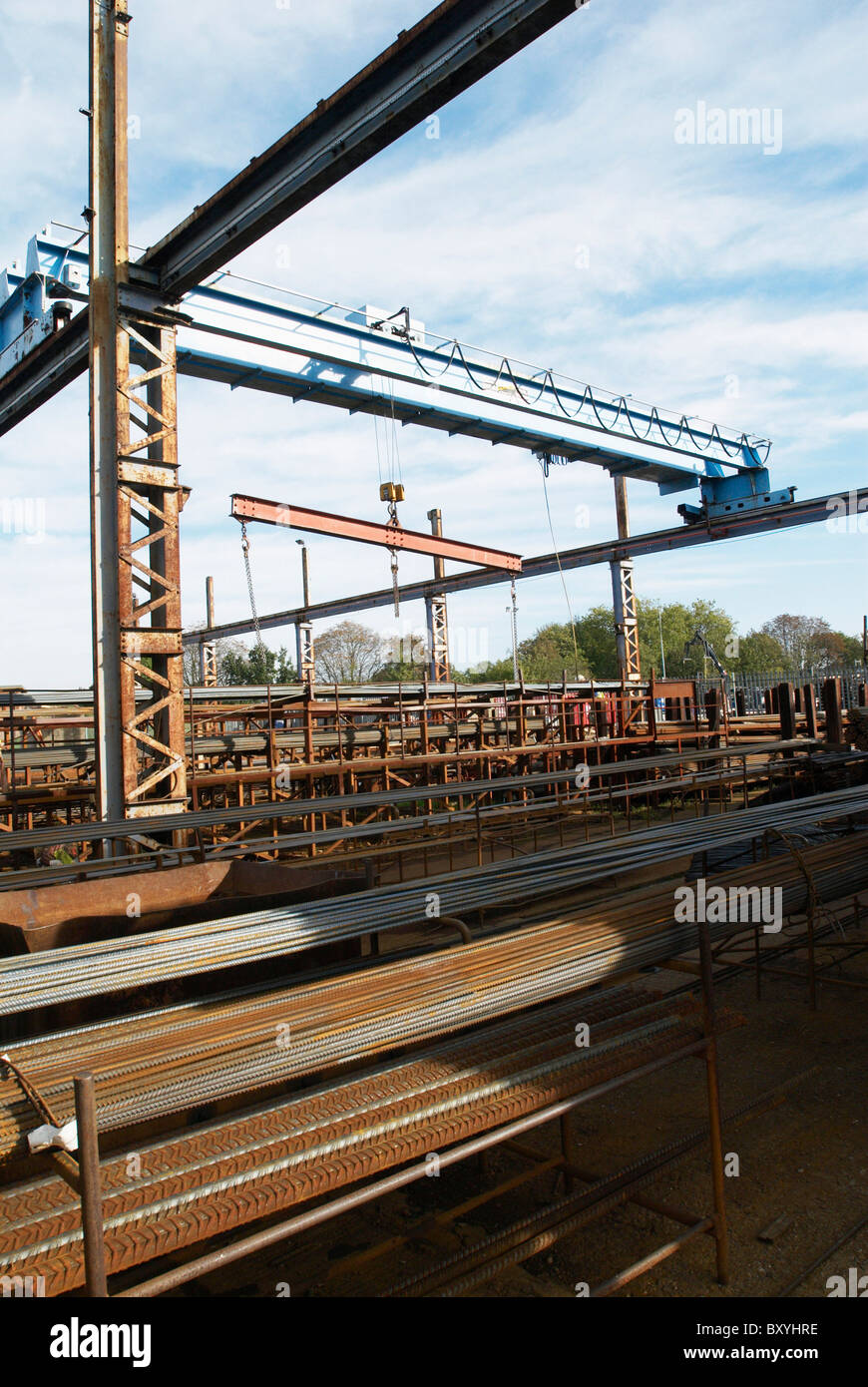 Il rinforzo del cemento armato: tondino di acciaio tagliati e piegati factory Foto Stock