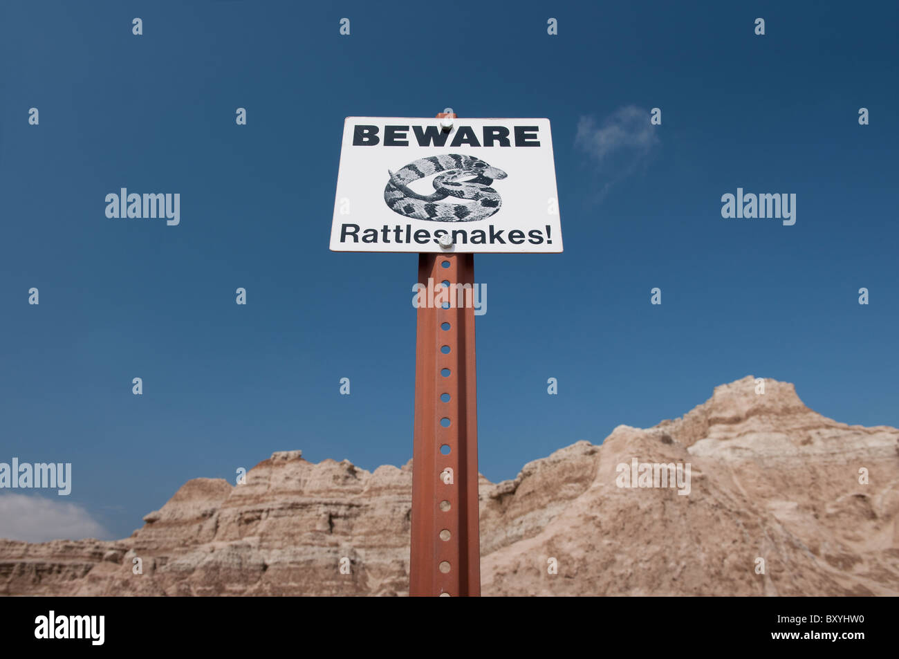 Rattlesnake segno di avvertimento contro sky, mountain in background Foto Stock