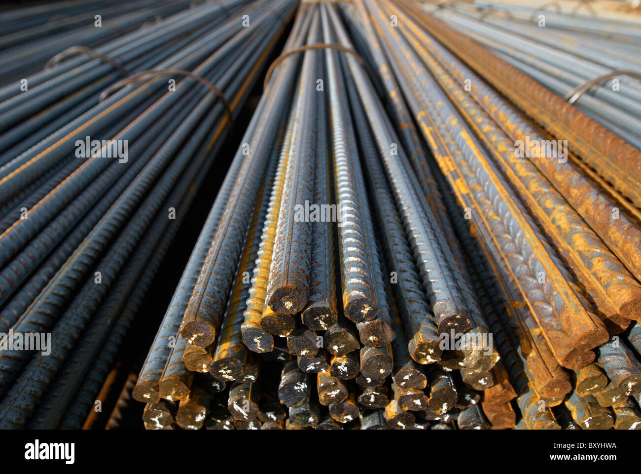 Il rinforzo del cemento armato: stack di tondino di acciaio tagliati e piegati Foto Stock