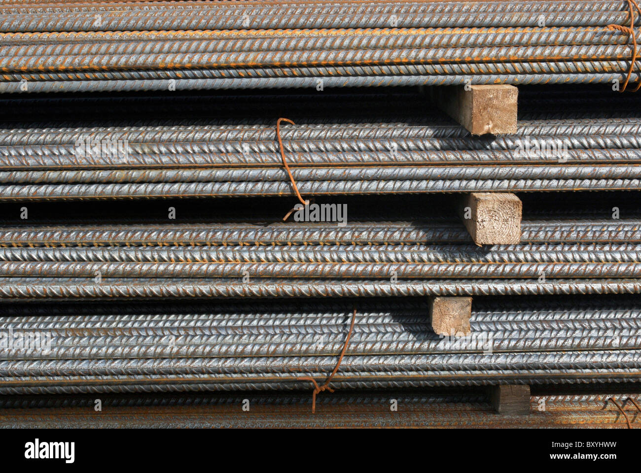 Il rinforzo del cemento armato: stack di tondino di acciaio tagliati e piegati Foto Stock
