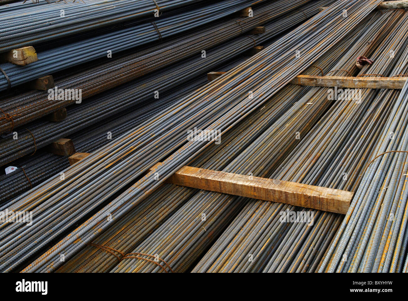 Il rinforzo del cemento armato: acciaio rebar stack nel cantiere di fabbrica Foto Stock