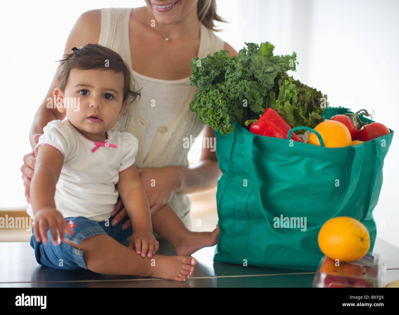 Madre e figlia disimballaggio shopping bag Foto Stock