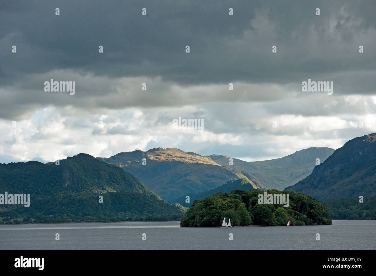 St Herbert's Island e i picchi di Borrowdale visto da Derwent isola su Derwentwater Near Keswick nel distretto del Lago Foto Stock