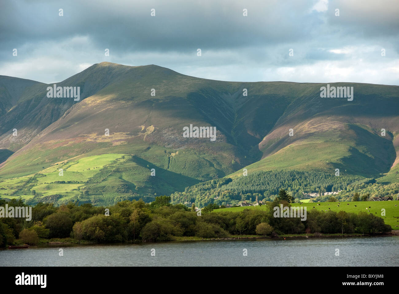 Skiddaw visto da Derwent Island nel Distretto del Lago Foto Stock