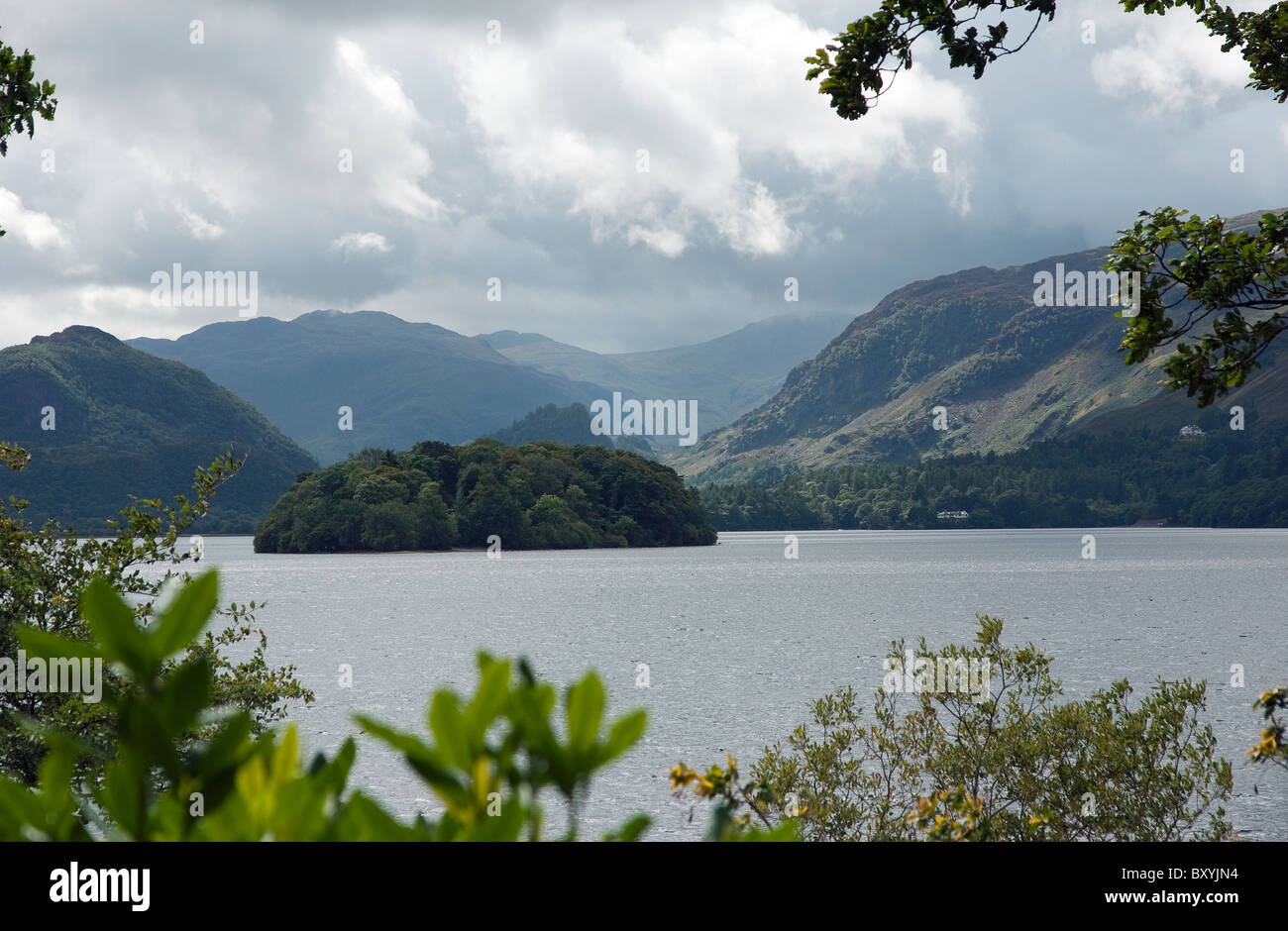 St Herbert's Island e i picchi di Borrowdale visto da Derwent isola su Derwentwater Near Keswick nel distretto del Lago Foto Stock