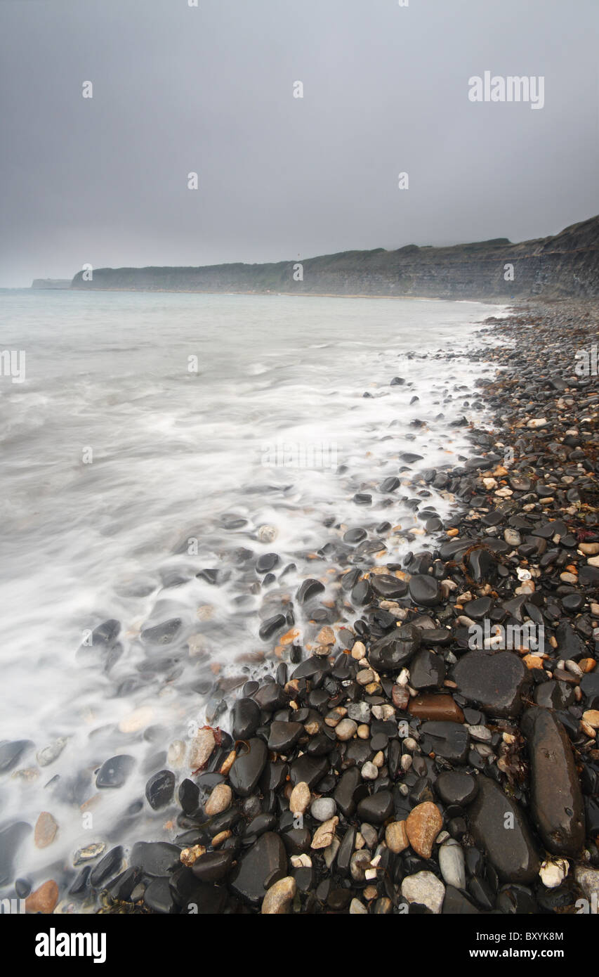 Nuvole scure sulla spiaggia da Kimmeridge Bay - Dorset la Jurassic Coast, Inghilterra Foto Stock