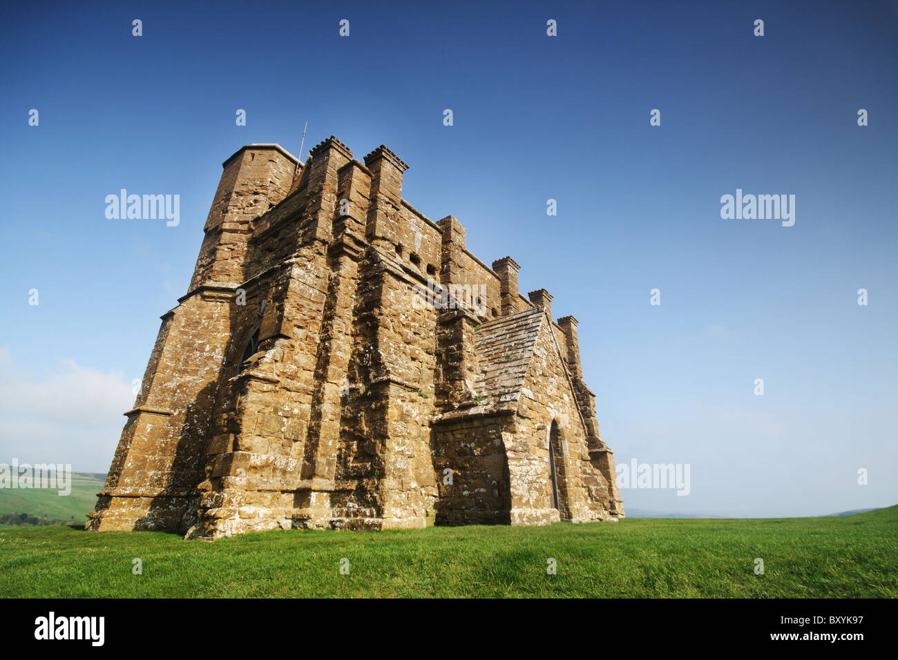 Antico borgo medievale chiesa inglese sulla cima di una collina nella rurale Dorset, Inghilterra Foto Stock