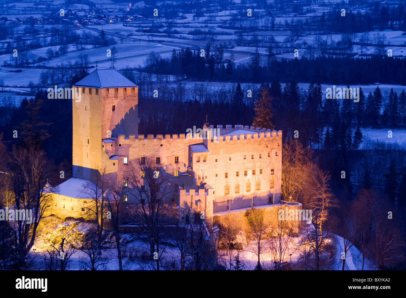 Castello Bruck al crepuscolo - un gioiello delle Alpi austriache Foto Stock
