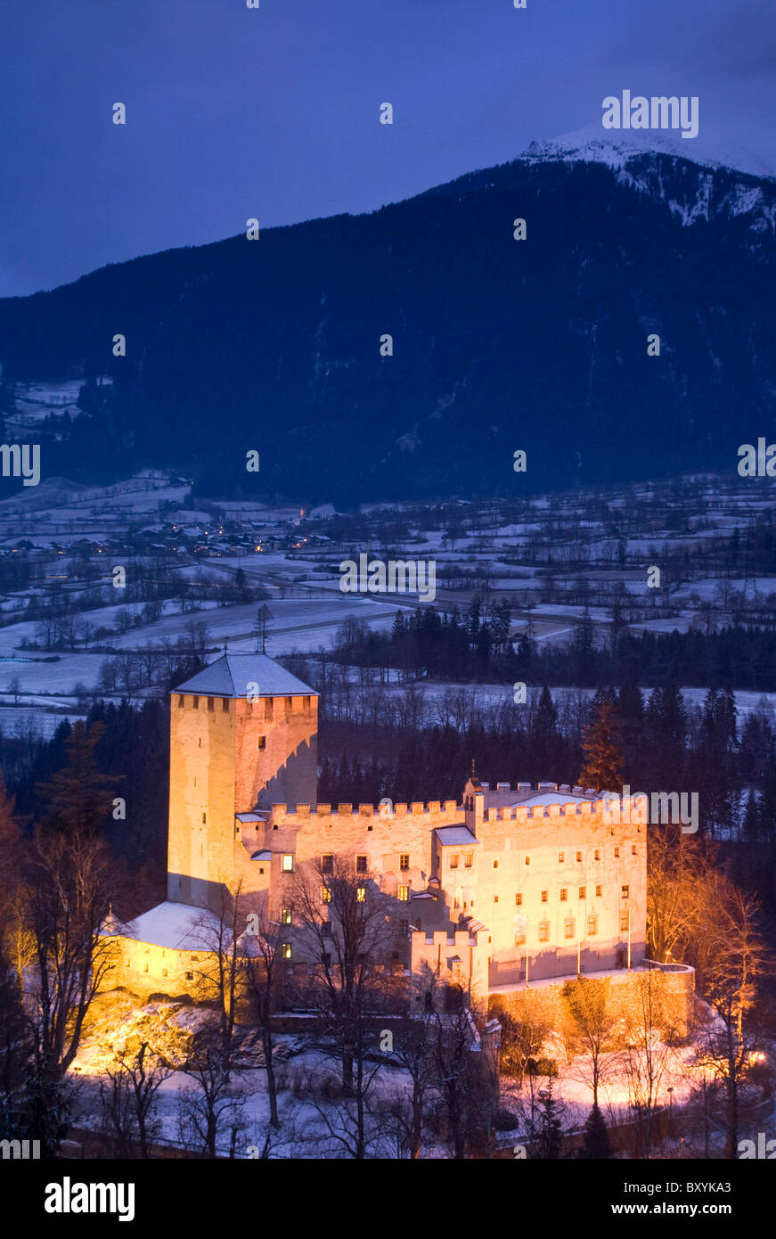 Bruck castello di notte con le Alpi austriache in background Foto Stock