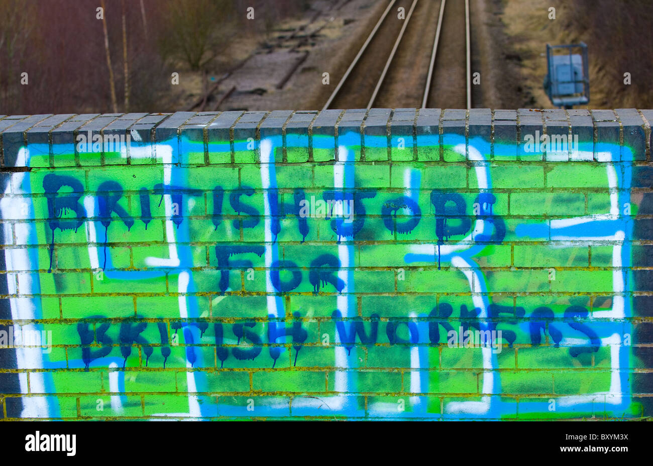 Slogan politici dipinta su un muro di mattoni "posti di lavoro britannici per i lavoratori britannici", certo. Foto Stock