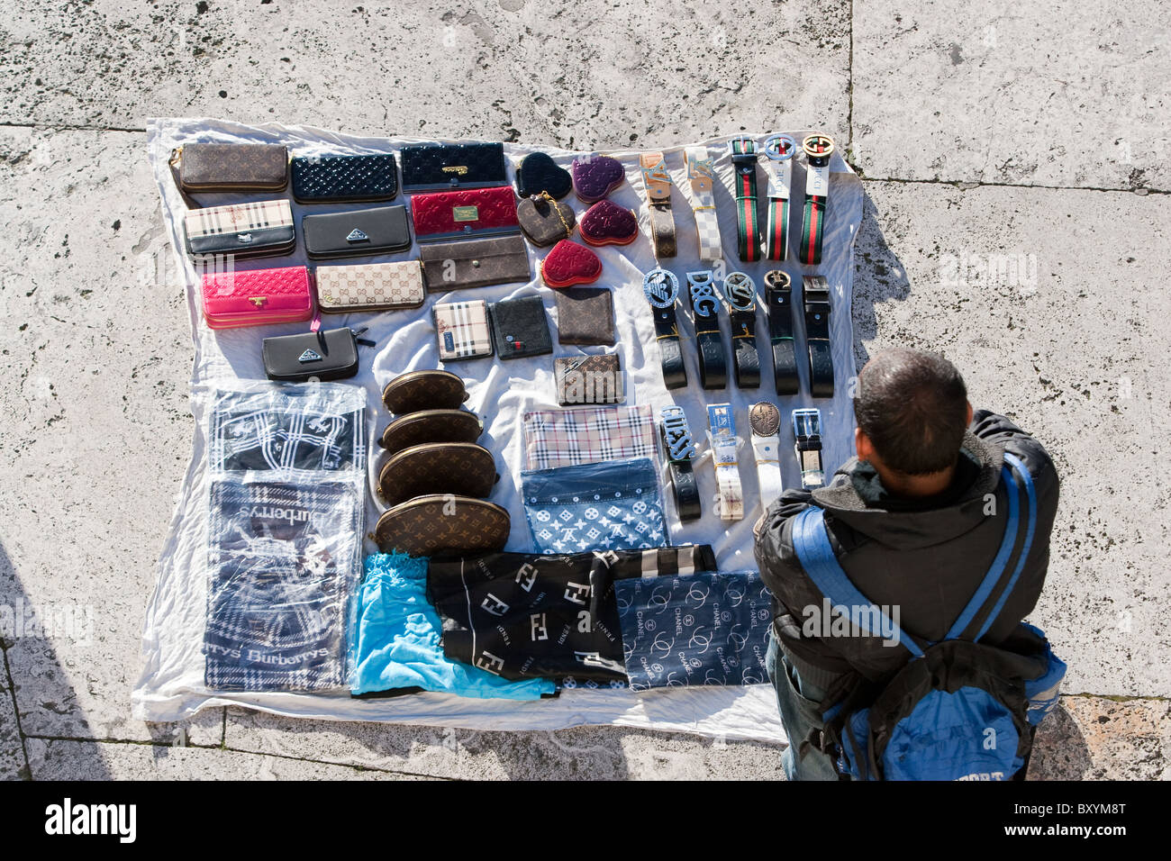 Progettazione di prodotti pirateria in vendita da parte di immigrati a Trinità dei Monti gradini Roma Italia. Foto Stock