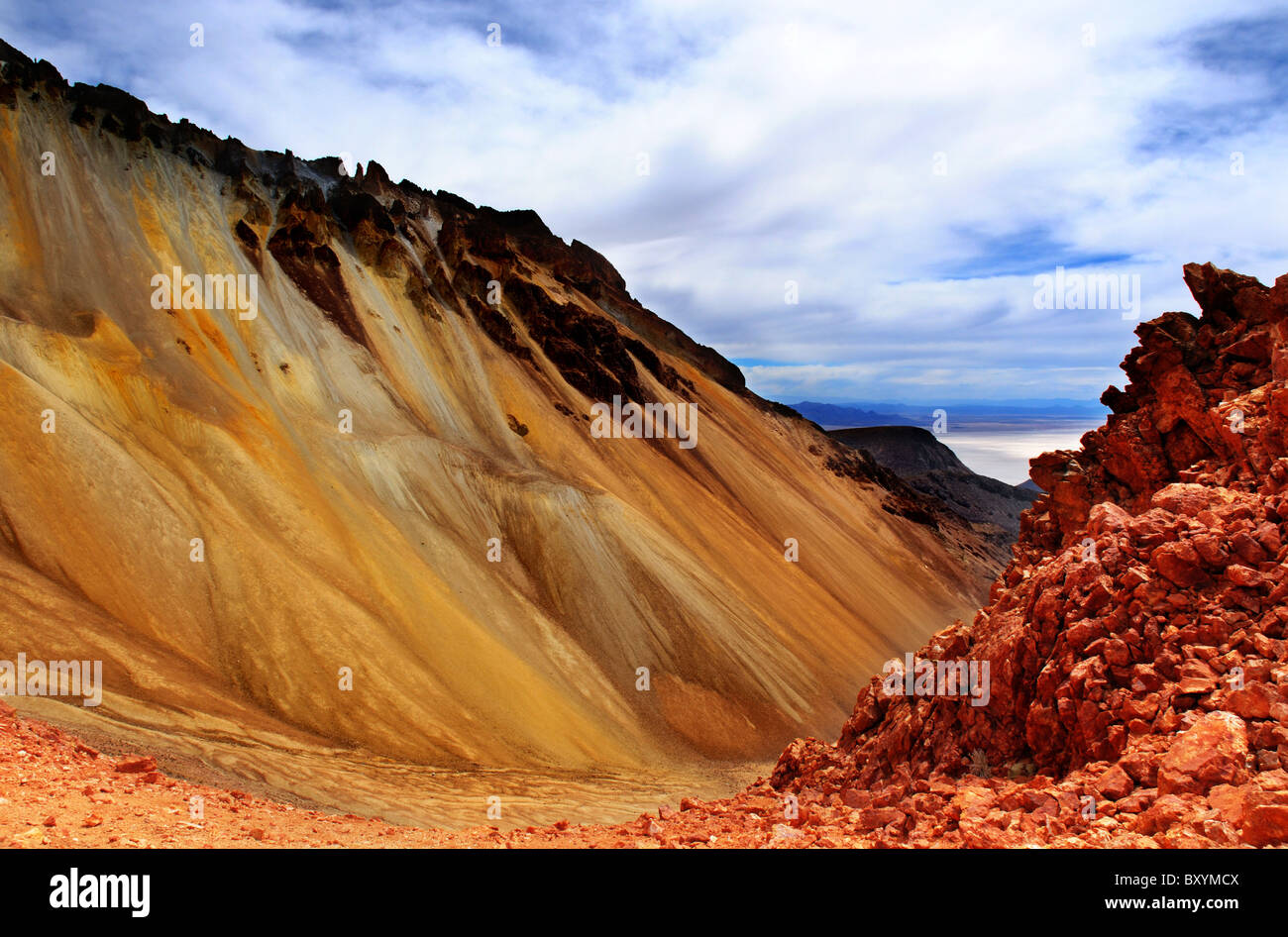 Il vulcano Tunupa nel Salar de Uyuni in Bolivia Foto Stock
