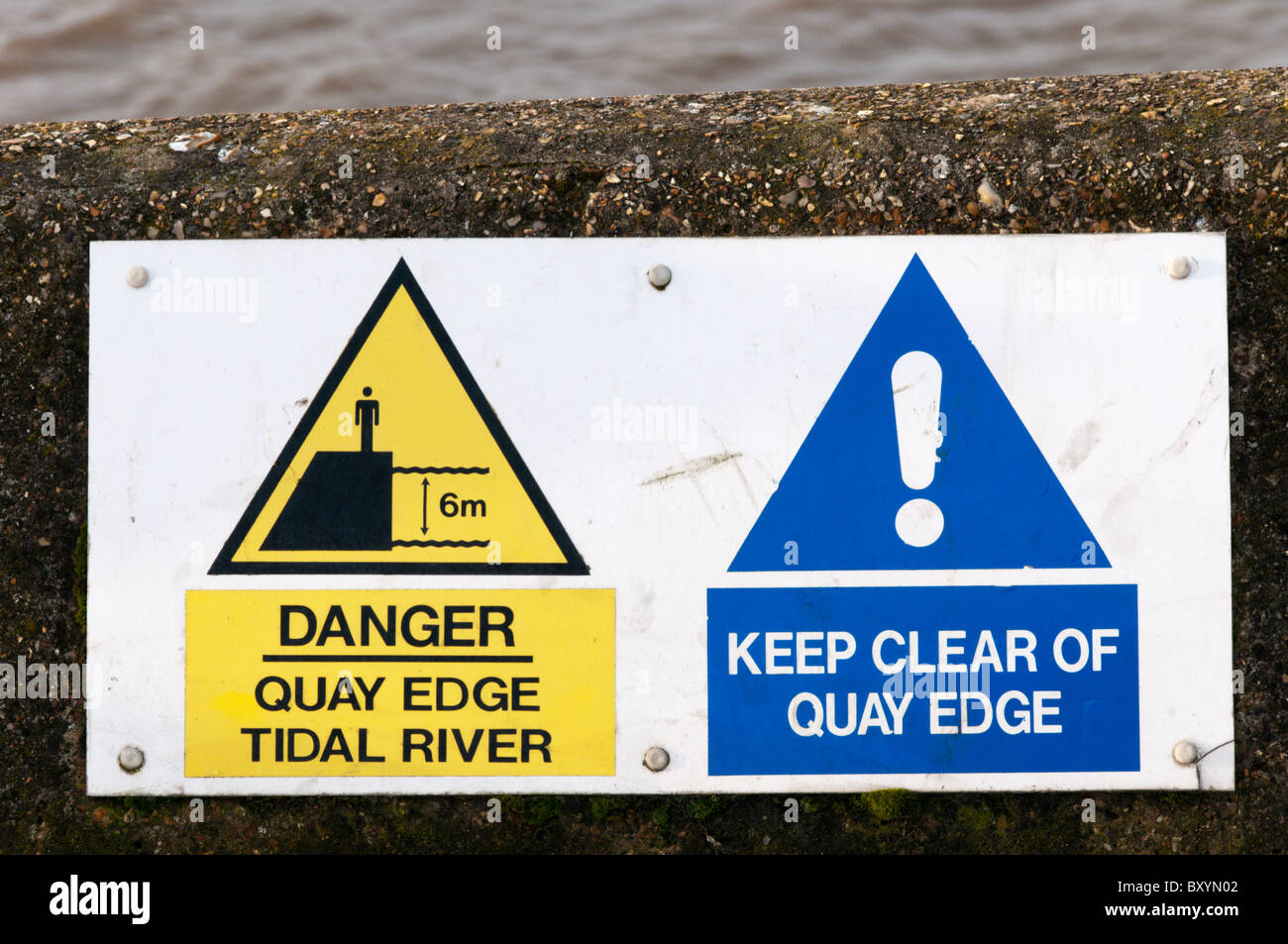 Cartelli di avvertimento in corrispondenza di un bordo del fiume. Foto Stock