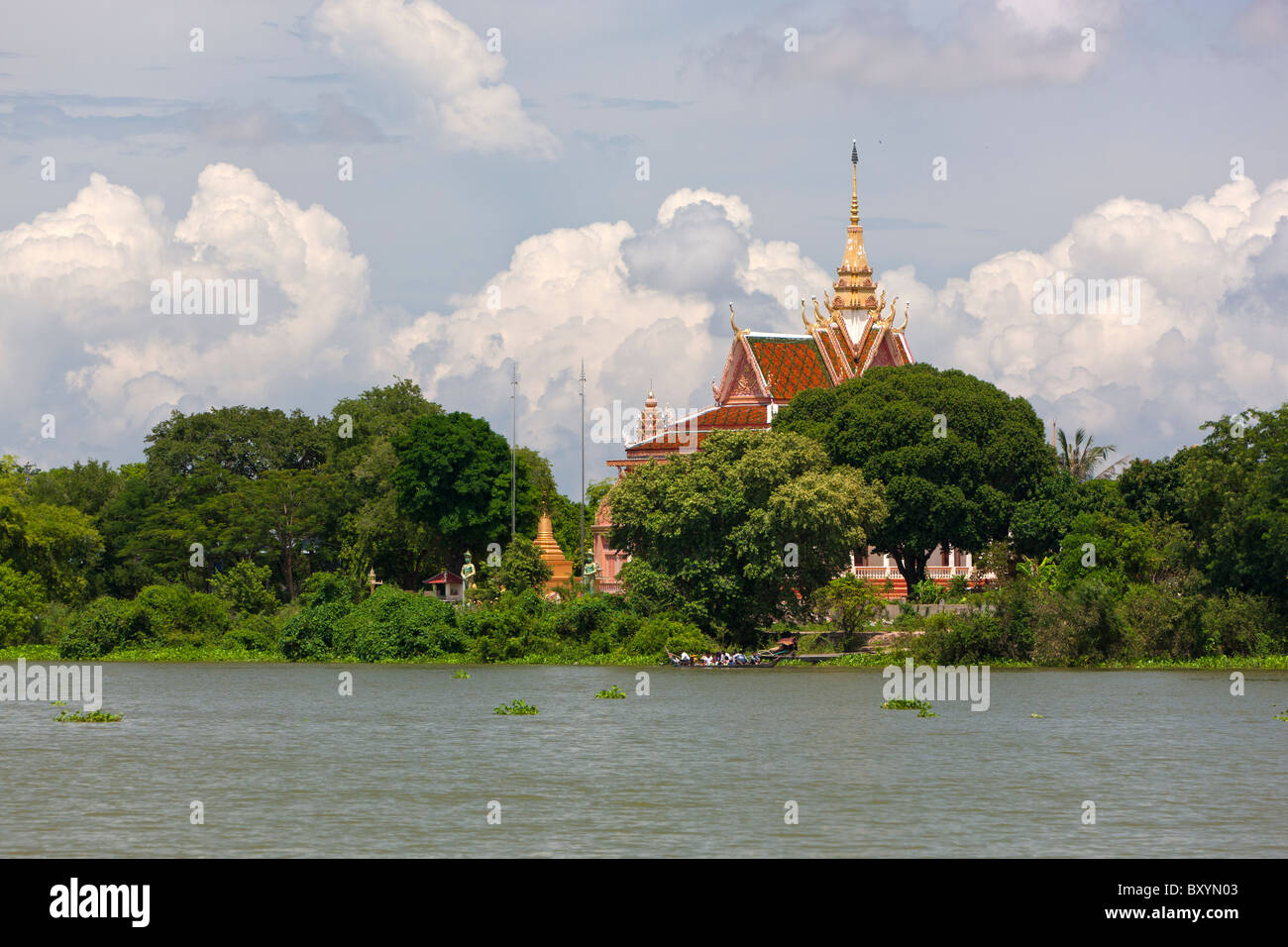 Tempio. Il fiume Tonle Sap, Cambogia, Asia Foto Stock