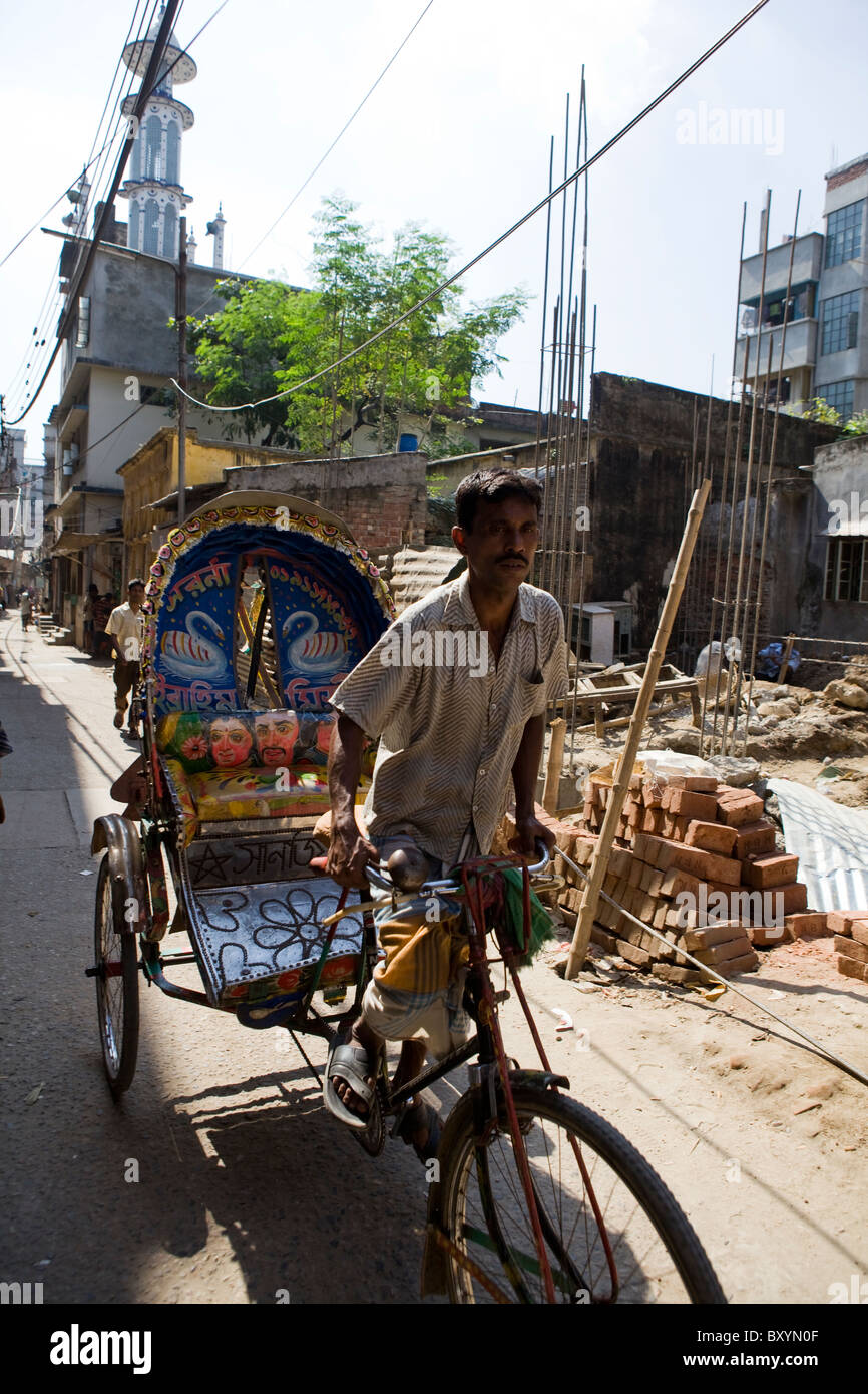 Bangladesh rickshaw driver nella vecchia Dhaka Foto Stock
