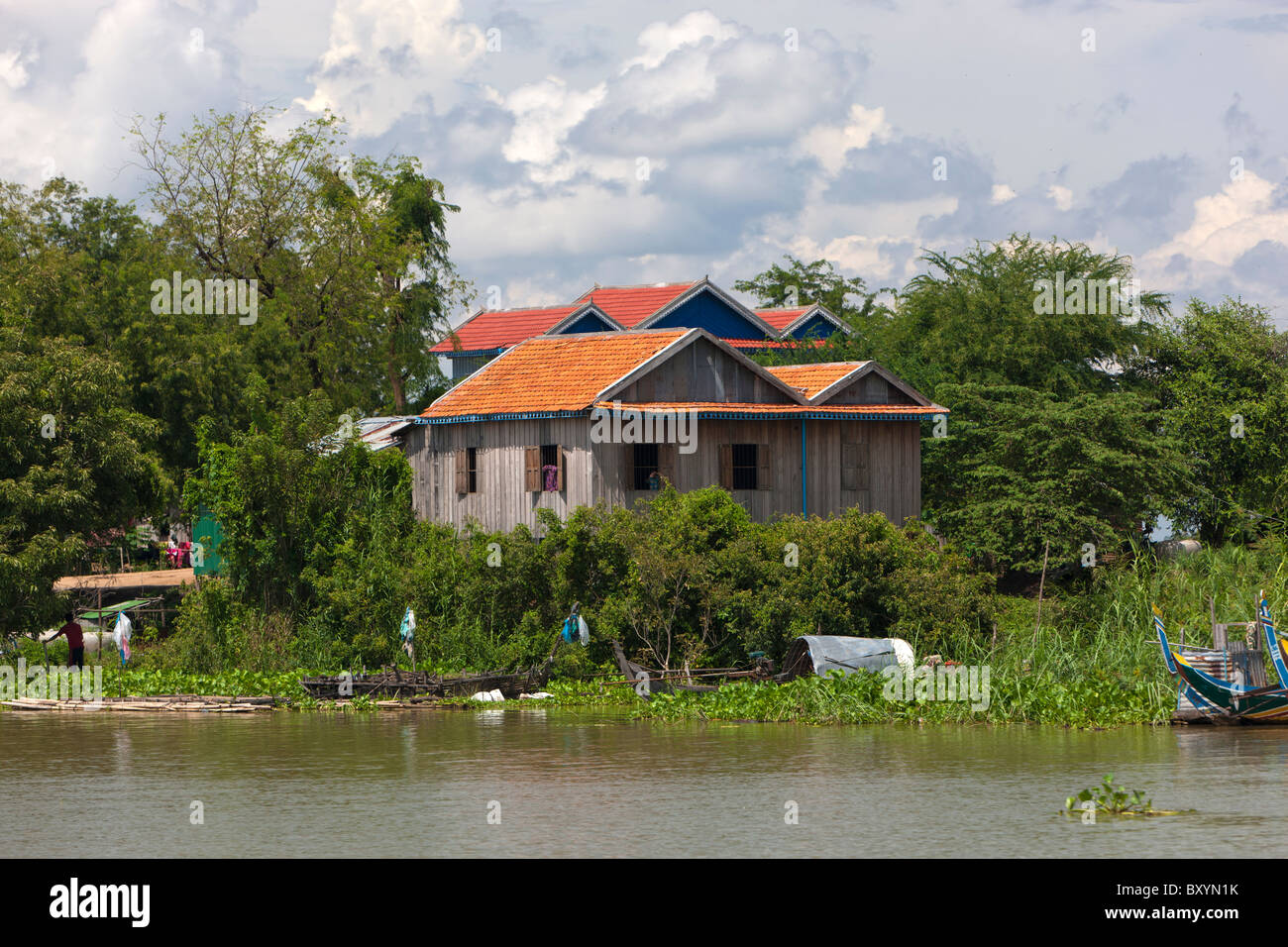 Stilted case banca lungo il fiume Tonle Sap, Cambogia, Asia Foto Stock
