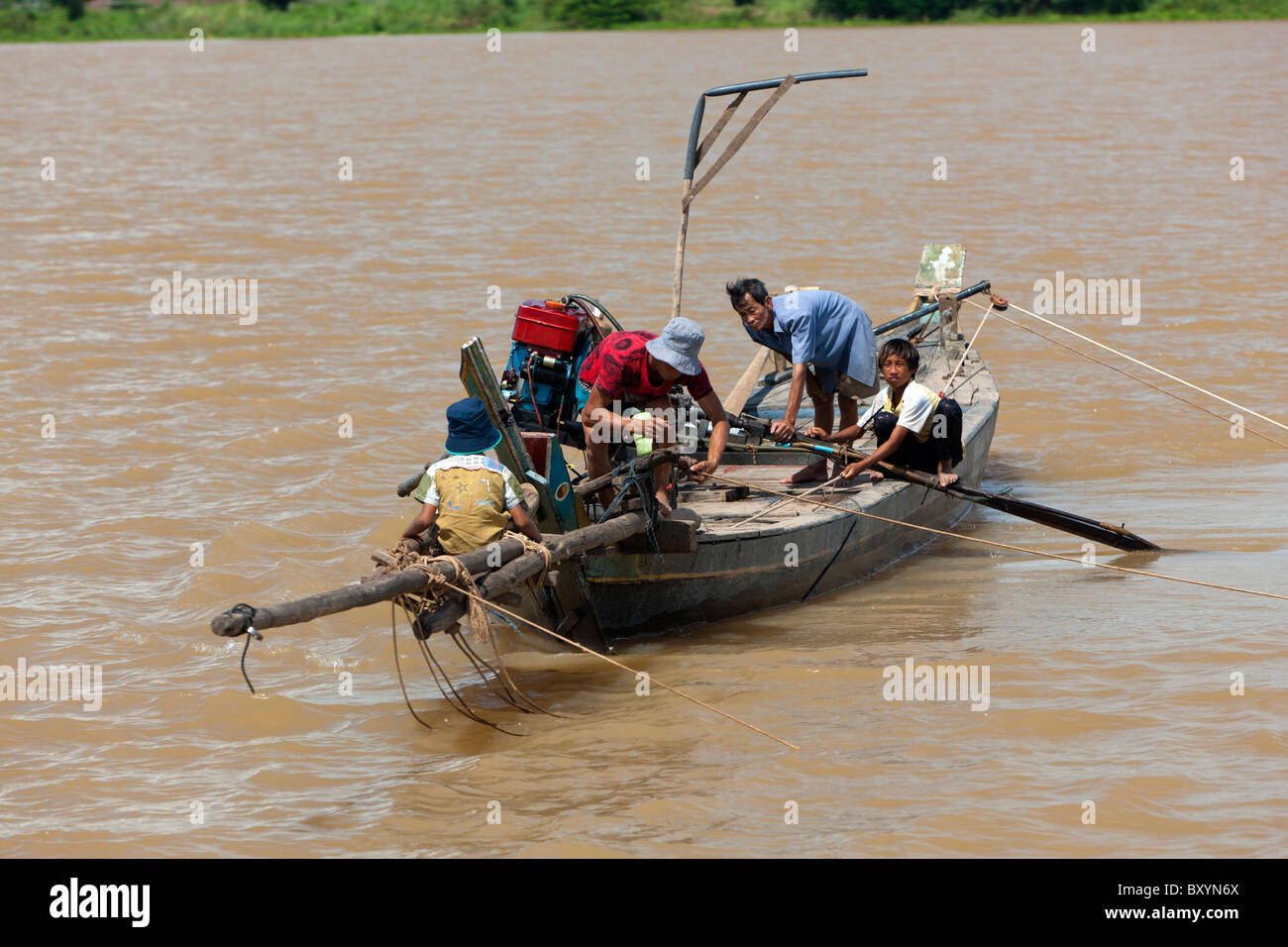 Persone in barca sul fiume Tonle Sap. Cambogia. Indocina. Sud-est asiatico. Foto Stock