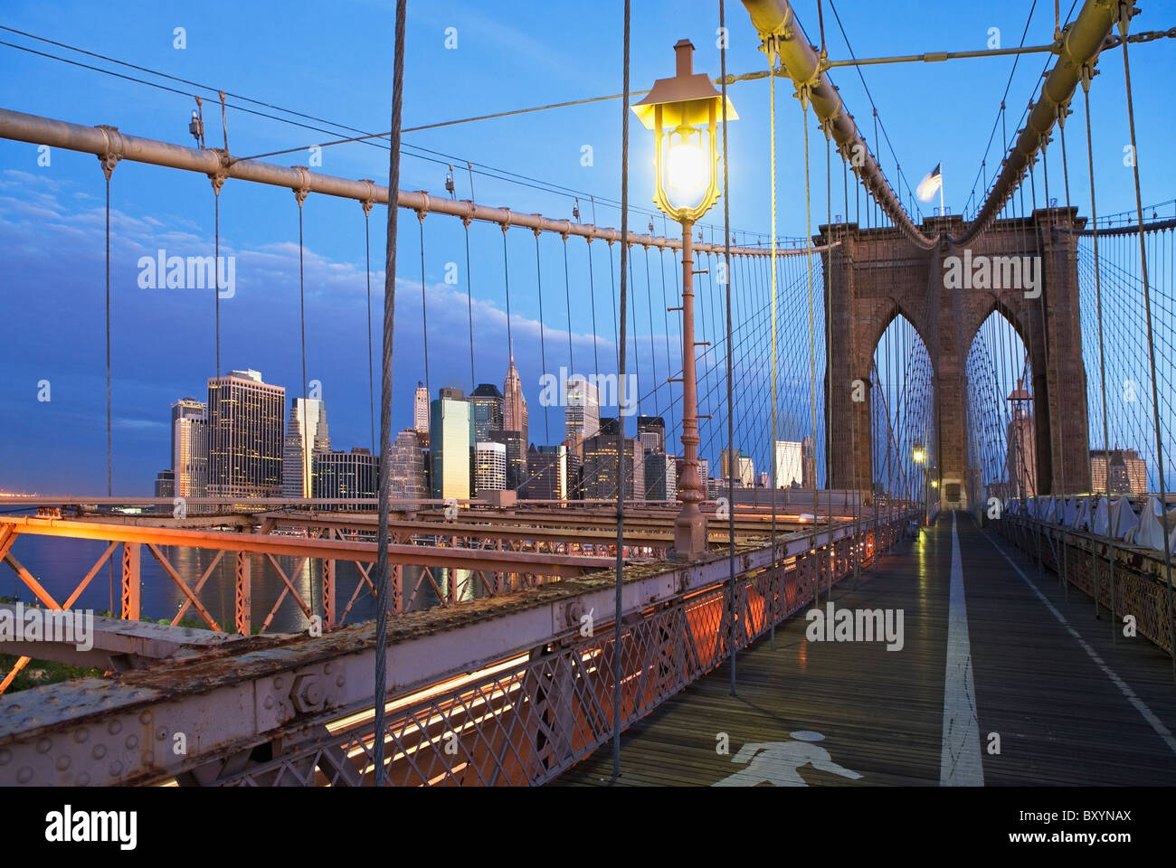 Il Ponte di Brooklyn al tramonto Foto Stock