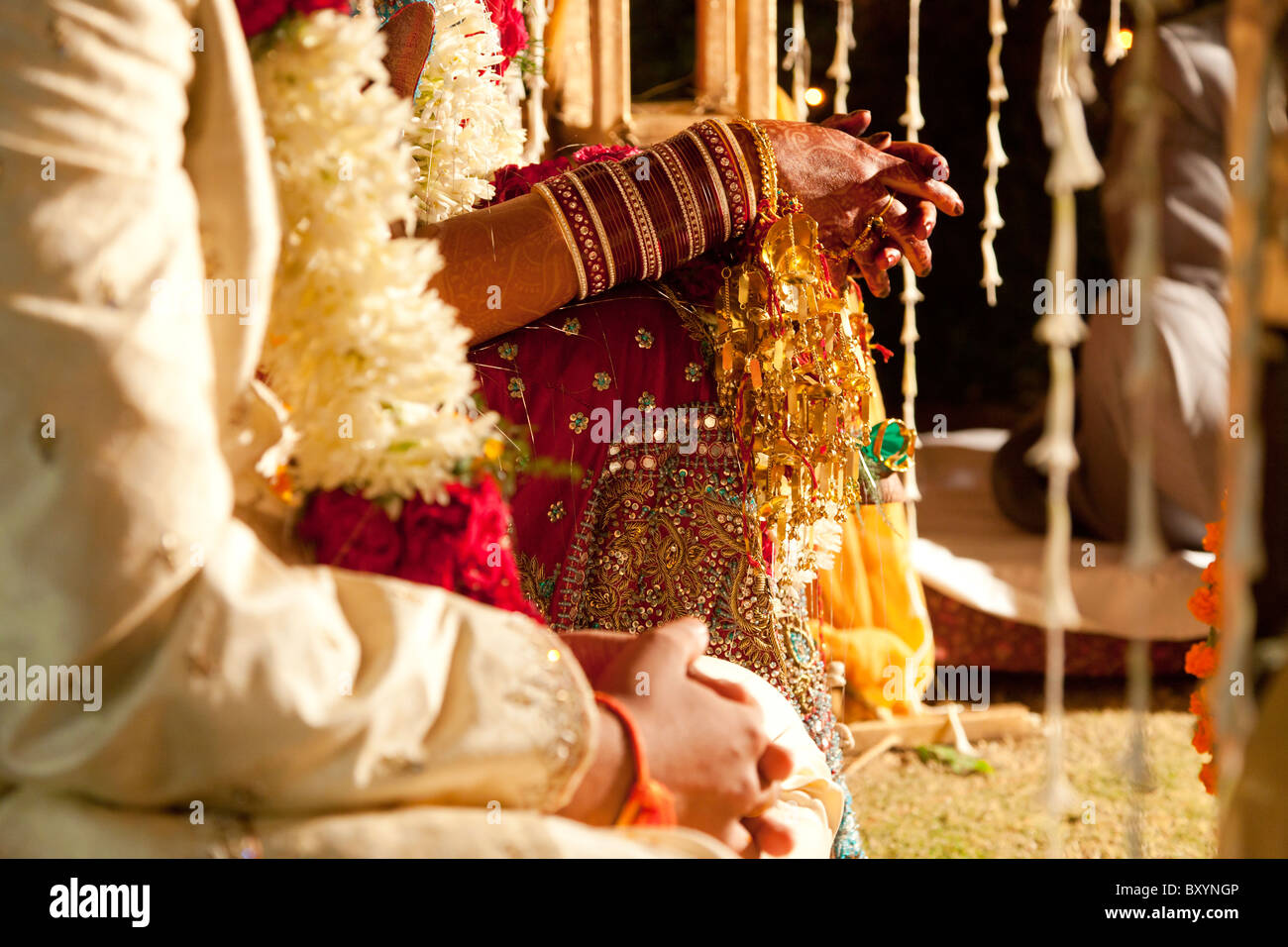 Matura in ornati, Indiana tradizionale abbigliamento per matrimoni Foto Stock