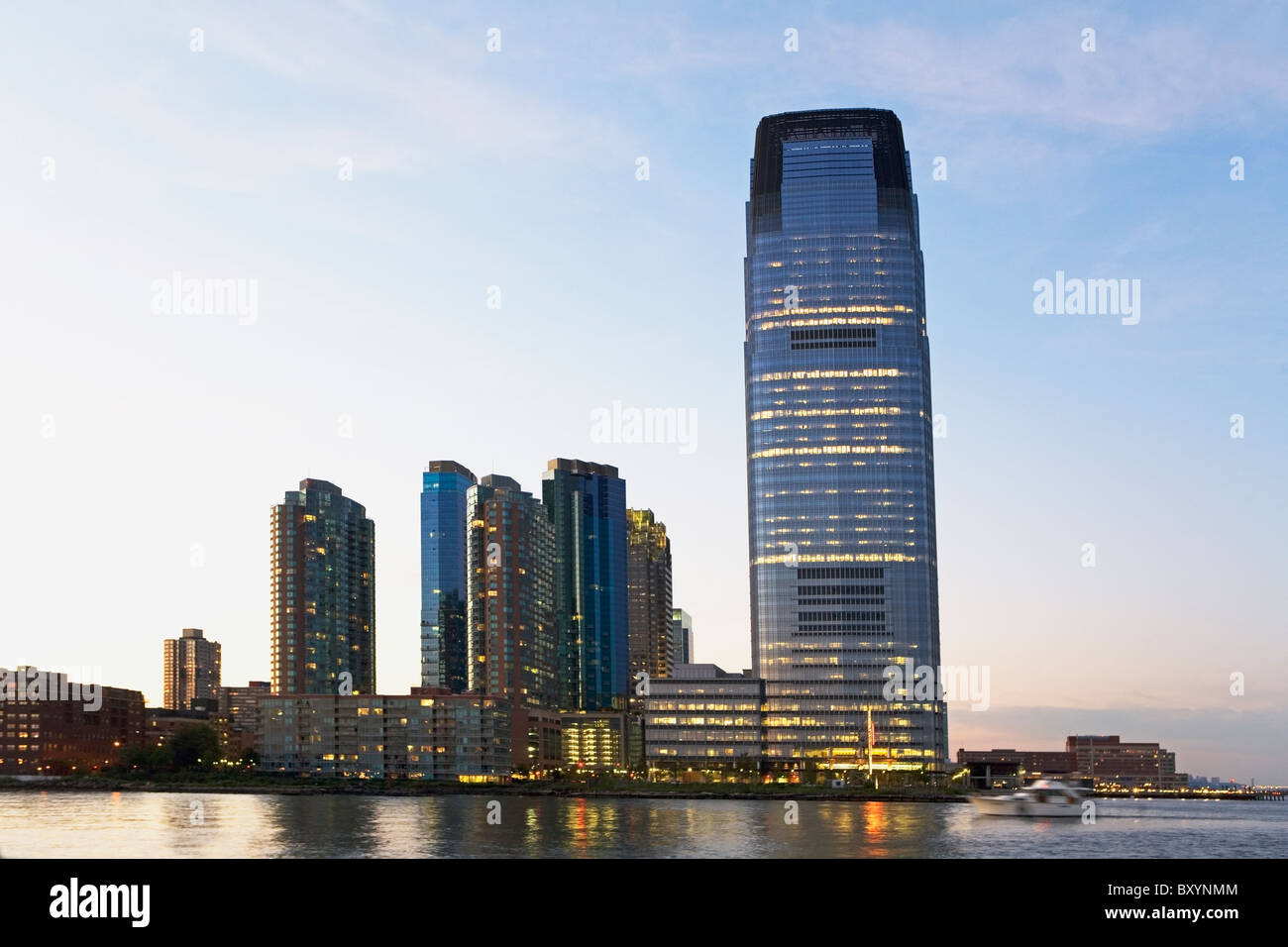 Moderno edificio di appartamenti riflettente nel fiume Hudson Foto Stock