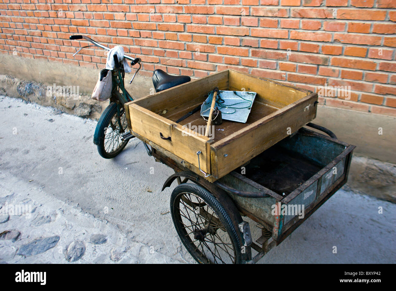 Cina, SIMITAI: tre ruote di bicicletta carrello con una bilancia e peso utilizzato da un agricoltore a vendere la sua produzione da porta a porta Foto Stock