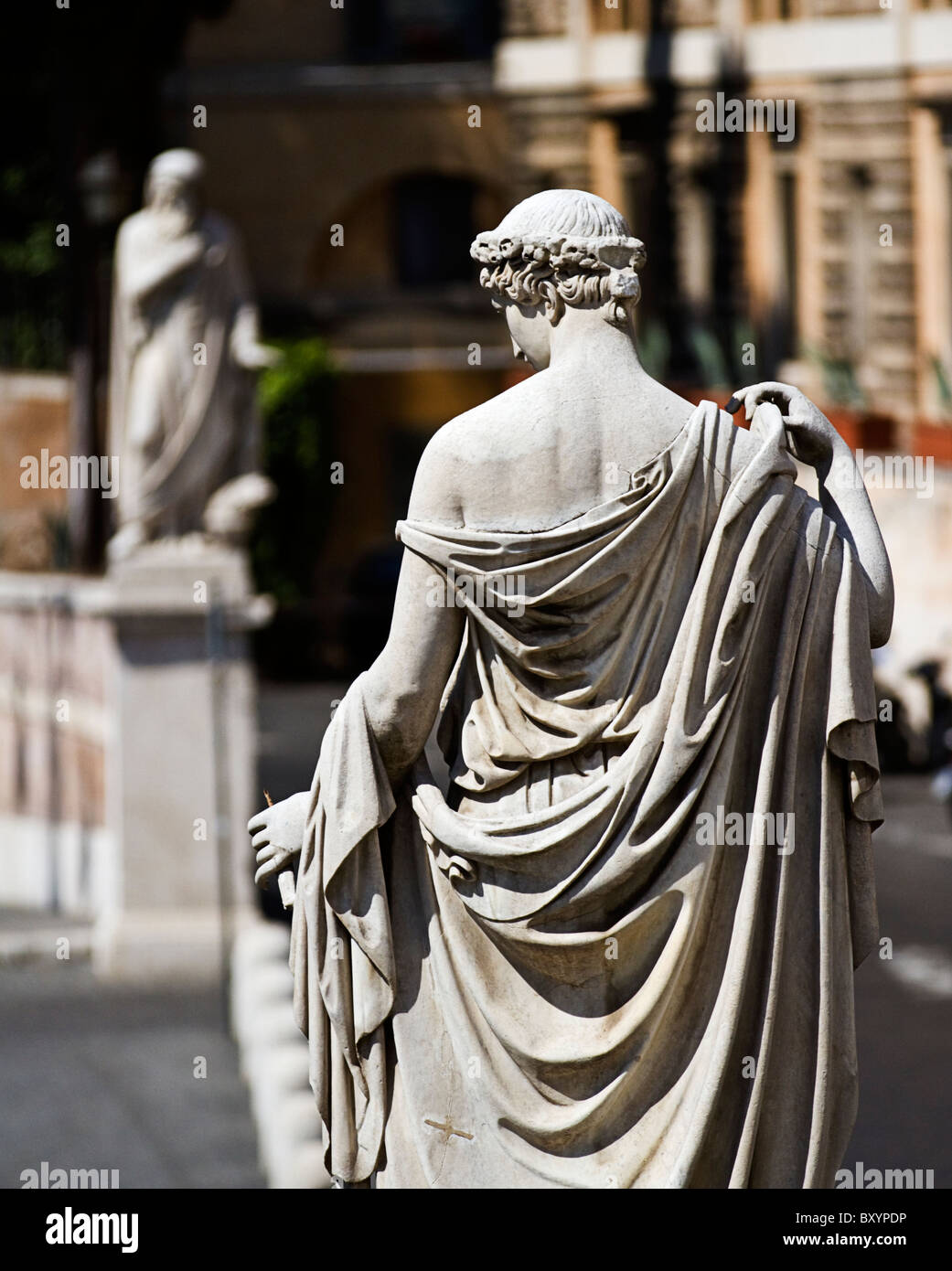 Statua di una donna Romana drappeggiati in abbigliamento storico situato in  Piazza del Popolo a Roma, Italia Foto stock - Alamy