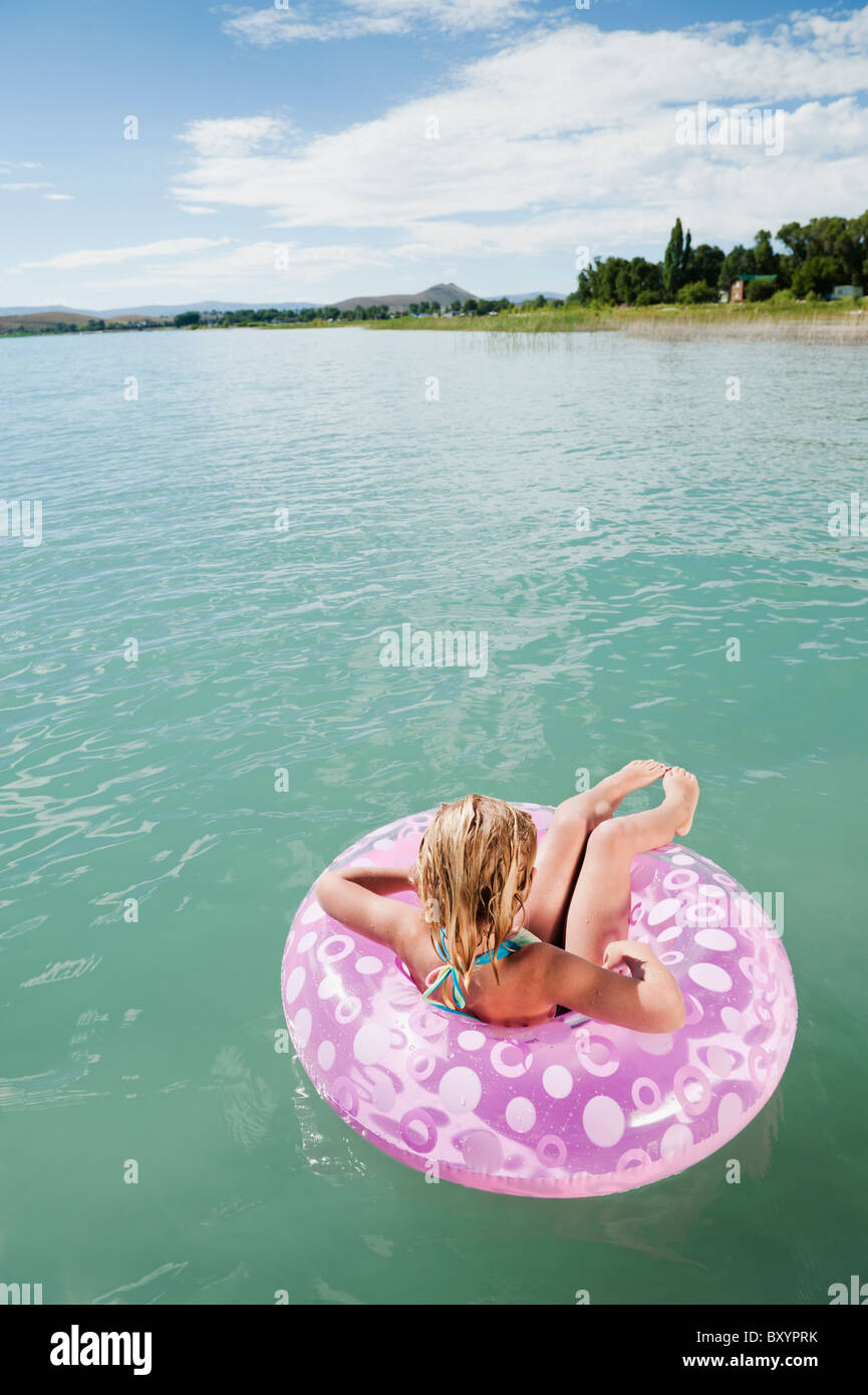 Ragazza galleggiante sull anello gonfiabile Foto Stock